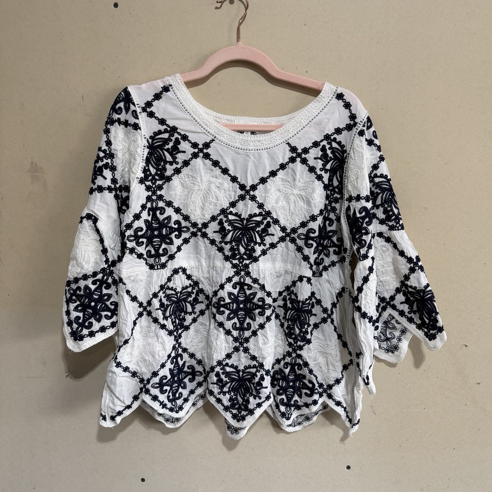 Kindred Boho Embroidered Peasant Blouse White Navy Scalloped Bell Sleeve Size M